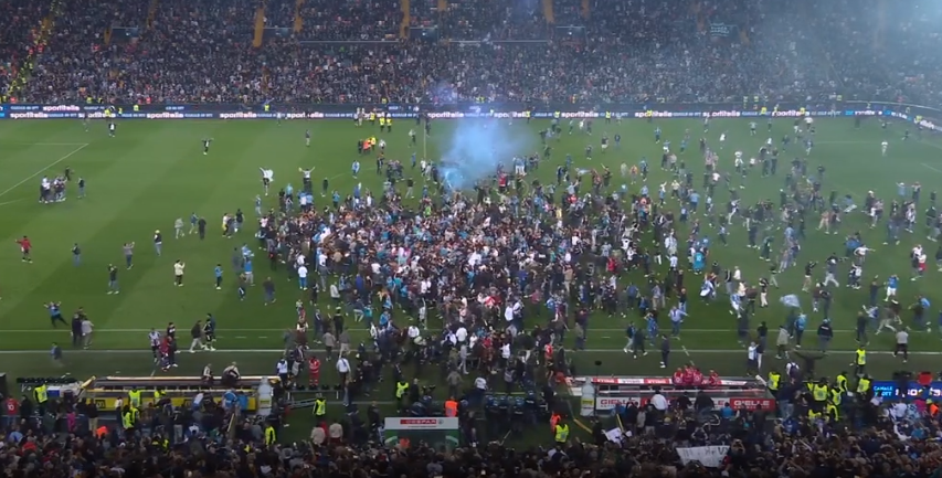 VIDEO | Fanii lui Napoli n-au mai ţinut cont de nimic! Au năvălit pe teren după remiza cu Udinese, care a adus primul titlu după 33 de ani