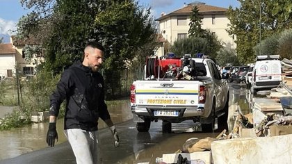 Căpitanul echipei Fiorentina, Cristiano Biraghi, ajută la curăţarea străzilor după trecerea furtunii Ciaran