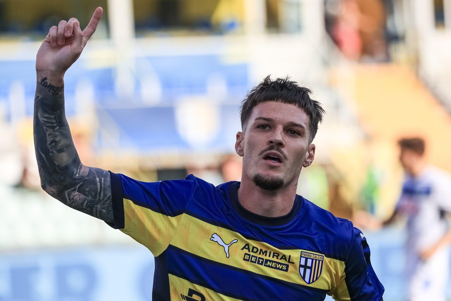 VIDEO | GOOOL DENNIS MAN! Stranierul a declanşat nebunia la Parma cu un şut imparabil