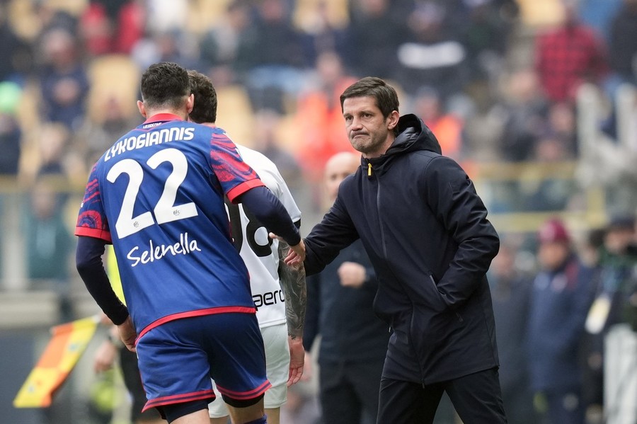 Erorile de arbitraj au făcut diferenţa, pentru Cristi Chivu în Parma - Bologna! 