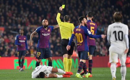 Fanii Barcelonei, nemulţumiţi de arbitrul delegat pentru 'El Clasico'. "Măcar nu e în camera VAR"