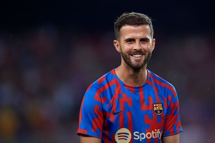 Cosmin Olăroiu vrea să dea lovitura pe piaţa transferurilor. Al Sharjah a făcut o ofertă concretă pentru Miralem Pjanic!