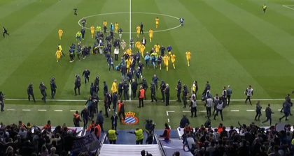 VIDEO | Jucătorii Barcelonei, alergaţi de suporterii lui Espanyol  