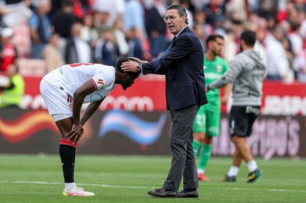 Fanii furioşi i-au obligat pe jucătorii echipei FC Sevilla să doarmă la sediul clubului, după eşecul cu Celta Vigo