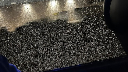 Situaţie foarte tensionată la Valencia! Jucătorii au fost huiduiţi de suporteri, iar un geam al autocarului a fost spart