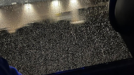 Situaţie foarte tensionată la Valencia! Jucătorii au fost huiduiţi de suporteri, iar un geam al autocarului a fost spart