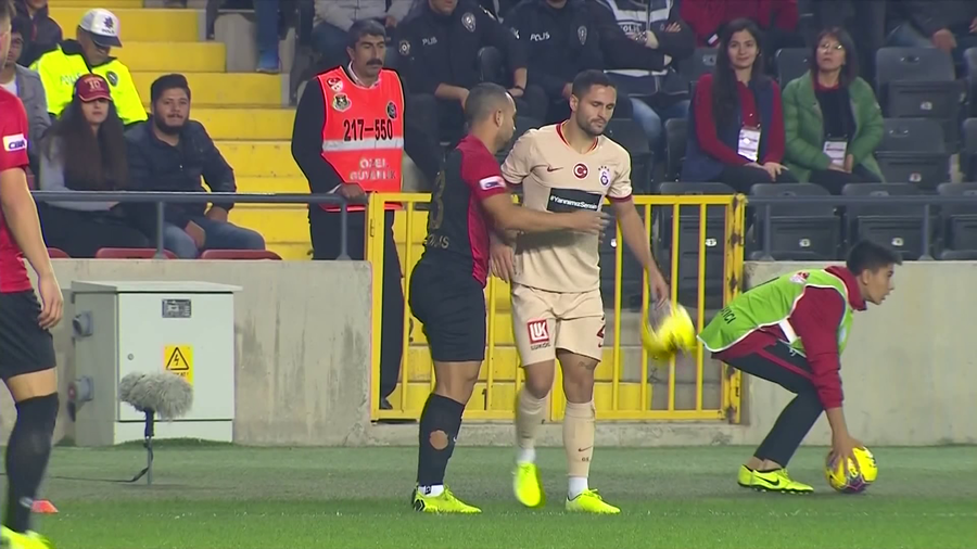 GALATASARAY ÎI ARATĂ UŞA LUI ANDONE!