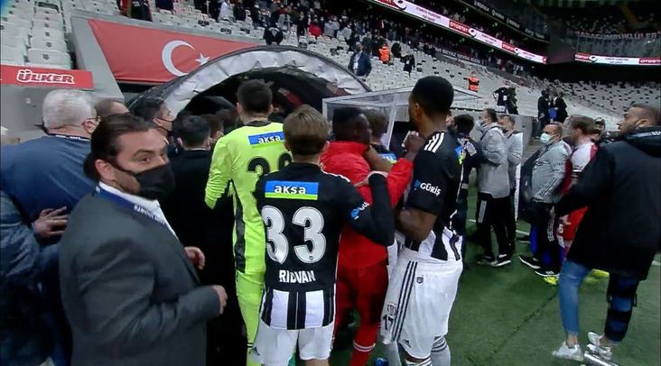 VIDEO | Scandal de proporţii la finalul meciului Beşiktaş - Karagumruk 1-2! Jucătorii s-au luat la bătaie