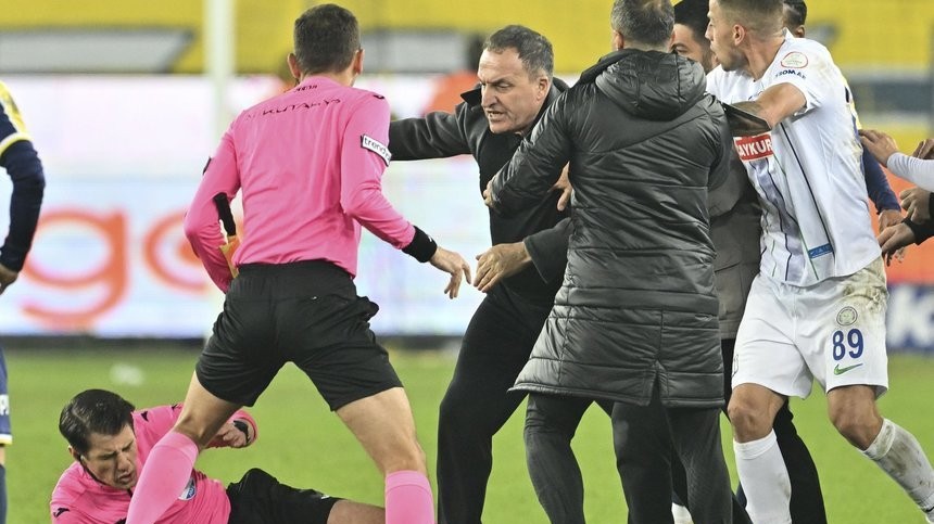 Oficialul turc arestat pentru că a lovit un arbitru a fost eliberat pe cauţiune