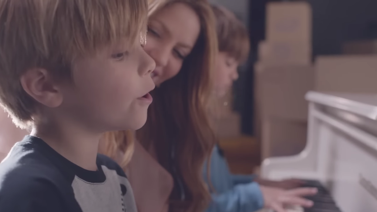 VIDEO | Shakira a prezentat videoclipul pentru "Acróstico", piesa în care apar băieţii ei, Milan şi Sasha: ”Singurul lucru pe care îl vreau e fericirea ta. Surâsul tău este slăbiciunea mea!” 
