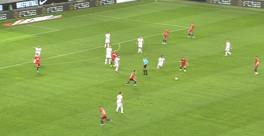 Când o pasă greşită duce la un gol. VIDEO | Creţu, eroare mare înainte de reuşita de 2-2