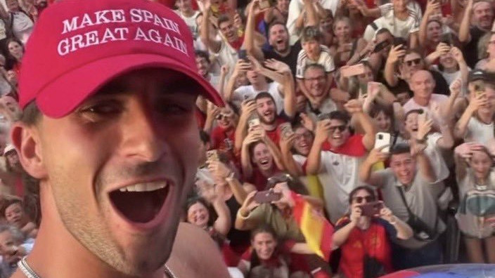”Make Spain Great Again” - Două milioane de oameni au sărbătorit la Madrid noua campioană mondială / Şapca roşie purtată de Ferran Torres, în centrul atenţiei

