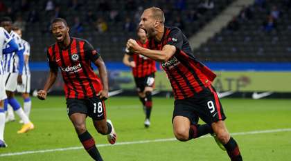 VIDEO | Frankfurt câştigă categoric cu Hertha Berlin şi urcă pe primul loc în Bundesliga