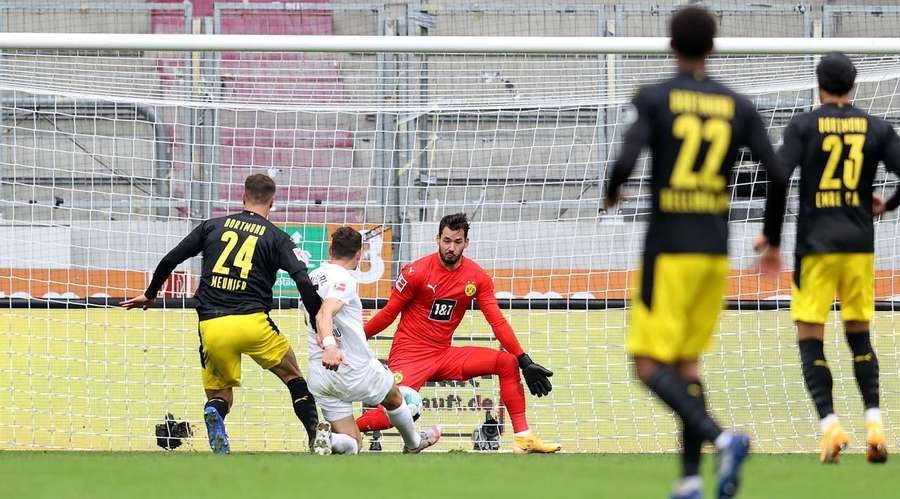 VIDEO Surpriză pe ”WWK Arena”. Augsburg - Borussia Dortmund 2-0. Haaland, complet inexistent