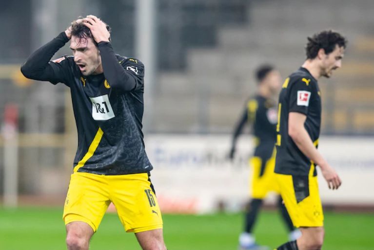 Dortmund se împiedică la Freiburg şi pierde contactul cu podiumul. Oaspeţii au luat două goluri în 3 minute şi au 3 înfrângeri în ultimele 4 meciuri