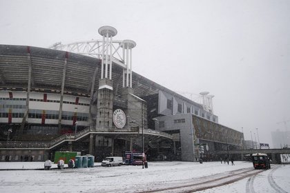 Un meci din Bundesliga şi patru partide din campionatul Olandei au fost amânate din cauza zăpezii