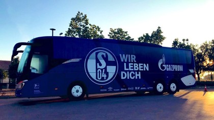 VIDEO | Schalke 04 a cerut protecţia poliţiei după ce suporterii au atacat autocarul echipei şi au încercat să intre în baza de pregătire