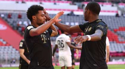 Bayern Munchen - Augsburg 5-2. Campioana Germaniei îşi respectă blazonul şi în ultima etatpă. Lewandowski a depăşit recordul lui Muller