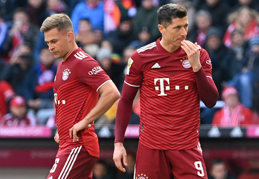 VIDEO | Bayern, salvată de un penalty dictat cu ajutorul VAR în meciul cu Augsburg. Lewandowski, din penalty, i-a adus pe bavarezi şi mai aproape de titlu