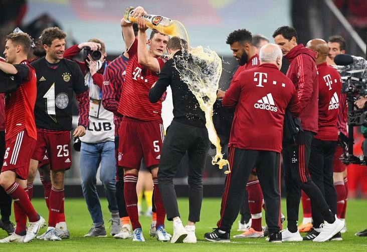 VIDEO | Sărbătoare în Bavaria! Bayern a bifat titlul 32 în Bundesliga. Nu a lipsit tradiţionalul ”duş” cu bere