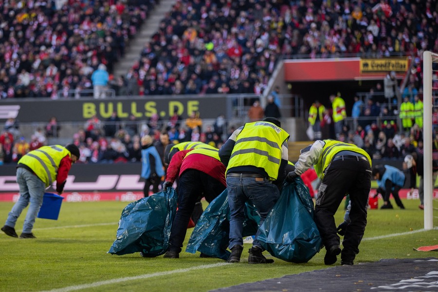 VIDEO | Koln - Borussia Dortmund 0-4. Fanii au ales să protesteze într-un mod inedit