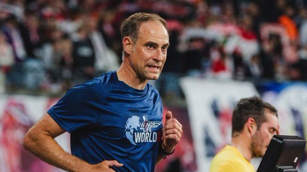 Patronul Red Bull a alergat 21 km pe o bandă de alergare în timpul meciului dintre Leipzig şi Union Berlin în scop caritabil 