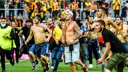 VIDEO | Incidente grave în Ligue 1. Lens - Lille, întrerupt de fani!