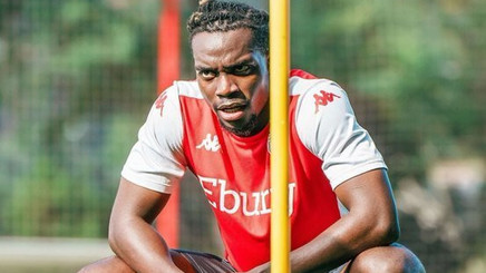 Atacantul echipei AS Monaco, George Ilenikhena, a fost agresat de patru persoane. Hoţii i-au furat maşina, dar au făcut accident