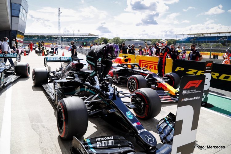 Cursă incredibilă la Silverstone! Cea mai norocoasă zi din carieră pentru Hamilton, care a câştigat cu pană, în timp ce Bottas şi-a ruinat evoluţia cu două tururi înainte de final