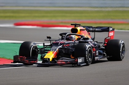 VIDEO | Max Verstappen sparge monopolul Mercedes. Pilotul Red Bull a câştigat ediţia aniversară de la Silverstone