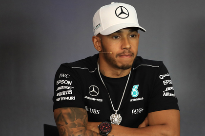 Hamilton, emoţionat până la lacrimi după ce l-a egalat pe Michael Schumacher. "Nici nu ştiu ce să spun. Am crescut urmărind pe cineva şi pe care îl aveam ca idol datorită calităţii pe care o are”