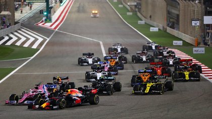 VIDEO | Formula 1 îşi turează motoarele şi în acest an pe Look Sport. Hamilton, favorit clar, dar pare că are opoziţie din partea lui Verstappen. Ferrari e marea enigmă, în timp ce familia Schumacher revine în ”Marele Circ”