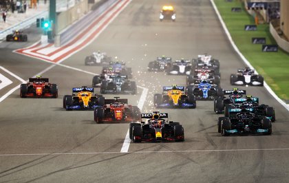 VIDEO | Lewis Hamilton, campion în Bahrain, prima cursă de Formula 1 a noului sezon! Decizie controversată spre finalul cursei