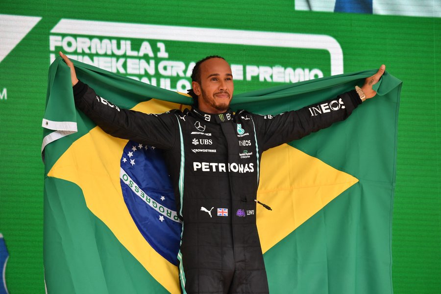 Victorie spectaculoasă pentru Lewis Hamilton în Marele Premiu al Braziliei. Britanicul reduce diferenţa faţă de Max Verstappen