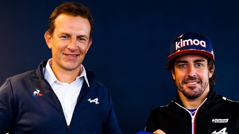 Fernando Alonso a fost operat la maxilar. Pilotului spaniol i-au fost scoase plăcile de titan puse în maxilar după accidentul cu bicicletă din 2021
