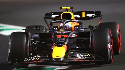 Sergio Perez strică socoteala Ferrari şi va pleca primul în Arabia Saudită. Sesiune de coşmar pentru Lewis Hamilton