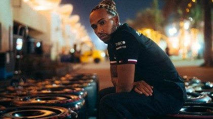 Lewis Hamilton spune că nu poate respecta regulamentul FIA, care interzice purtarea cerceilor şi piercing-urilor