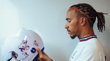 Lewis Hamilton poate concura cu bijuterii şi piercinguri cel puţin până la 30 iunie