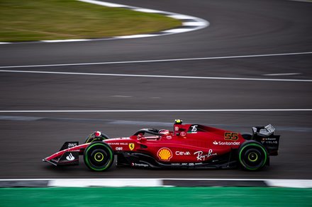 VIDEO | Carlos Sainz, pole pe ploaie în Marele Premiu al Marii Britanii. Max Verstappen îl secondează