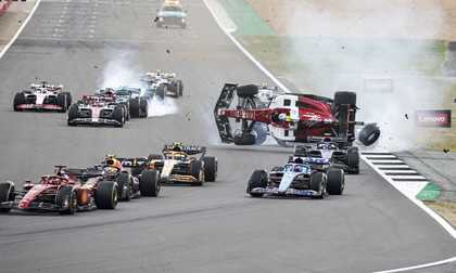 VIDEO ǀ Accident grav în startul Marelui Premiu de la Silverstone. Maşina lui Zhou s-a răsturnat. Cinci piloţi implicaţi