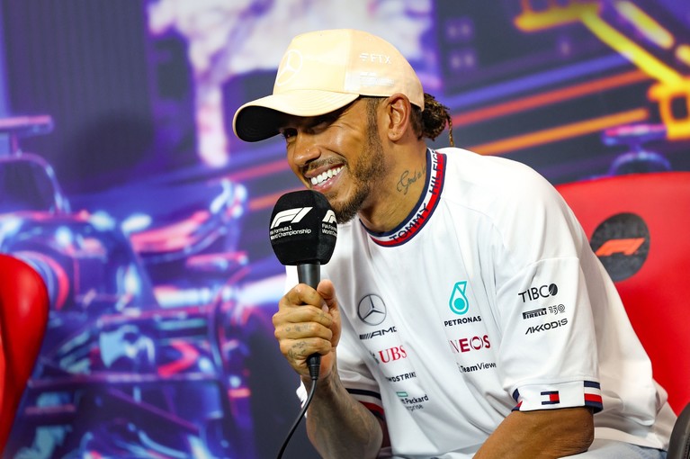 Lewis Hamilton nu va fi amendat pentru că a purtat piercing în nas la Grand Prix-ul din Singapore