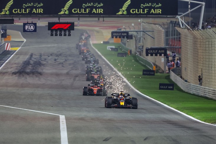 VIDEO | Max Verstappen s-a impus în Marele Premiu al Bahrainului. Veteranul Fernando Alonso a produs o surpriză plăcută