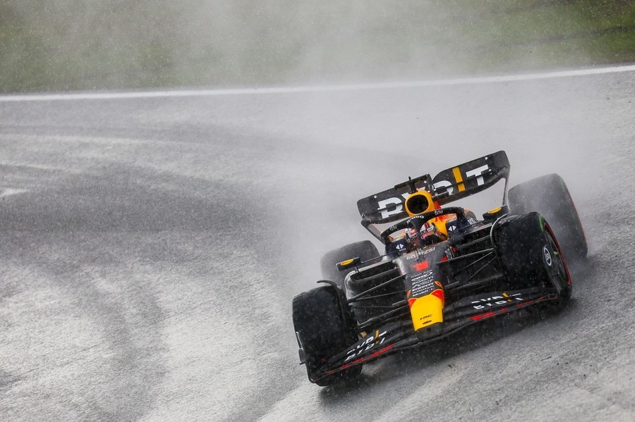 VIDEO | Max Verstappen a câştigat la restart Grand Prix-ul de casă şi a egalat un record în Formula 1