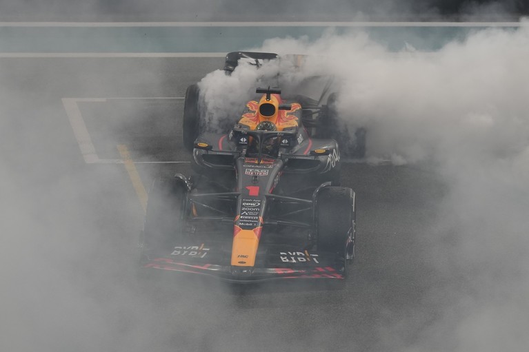 VIDEO | Sezonul de Formula 1 s-a încheiat. Câştigătorul ultimei curse este campionul mondial Max Verstappen
