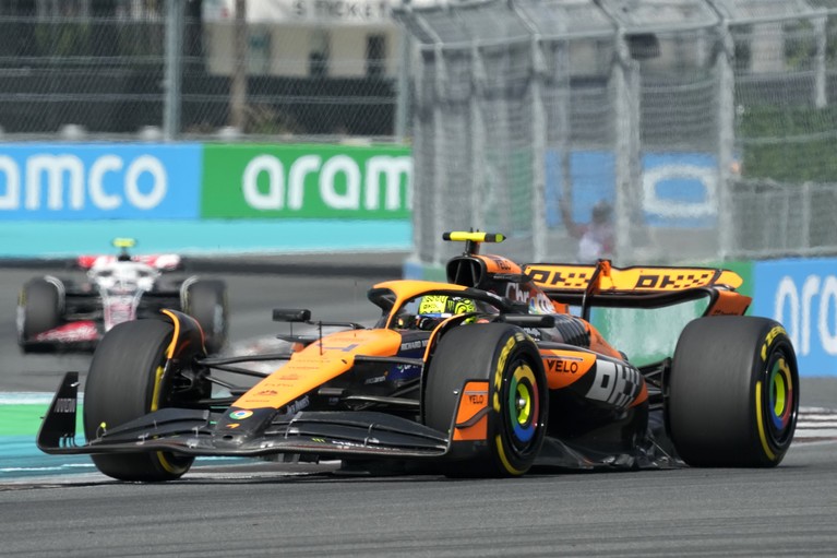 Lando Norris l-a învins pe Max Verstappen pe circuitul de la Miami şi a obţinut prima victorie în Formula 1