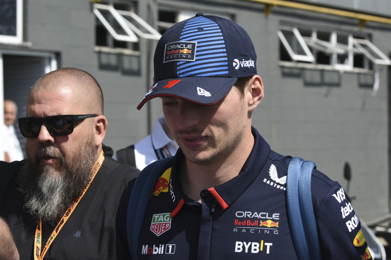 Penalizat cu cinci secunde, Max Verstappen a coborât de pe podiumul cursei sprint din Brazilia