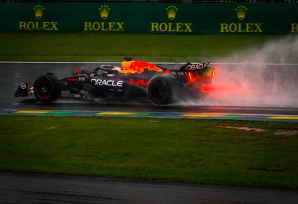 Verstappen a câştigat MP din Brazilia şi se apropie de al patrulea titlu. Cursa a fost marcată de numeroase întreruperi