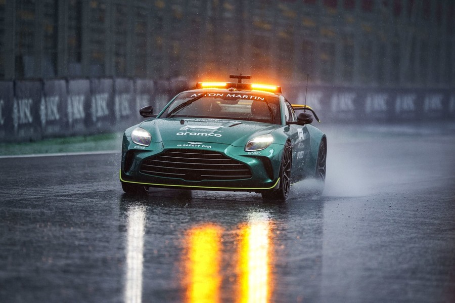 Aston Martin vrea să vândă participaţia sa minoritară la echipa care îi poartă numele

