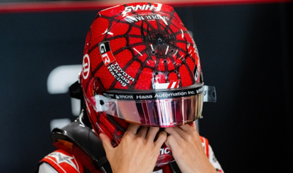 Esteban Ocon va purta în următoarele curse o cască cu model Spider-Man