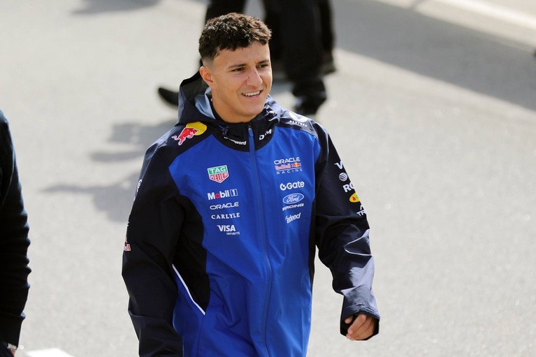 Isack Hadjar şi Red Bull continuă colaborarea. Pilotul francez şi-a prelungit contractul până în 2027